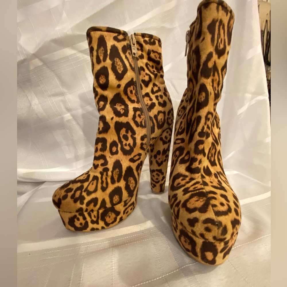 Leopard Platform Ankle Boots. Faux fur lining. Inside side zipper. Size 8